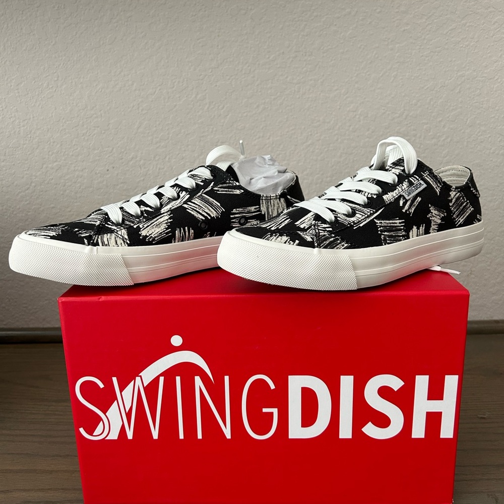 Woman’s  Black and White Golf Sneaker’s